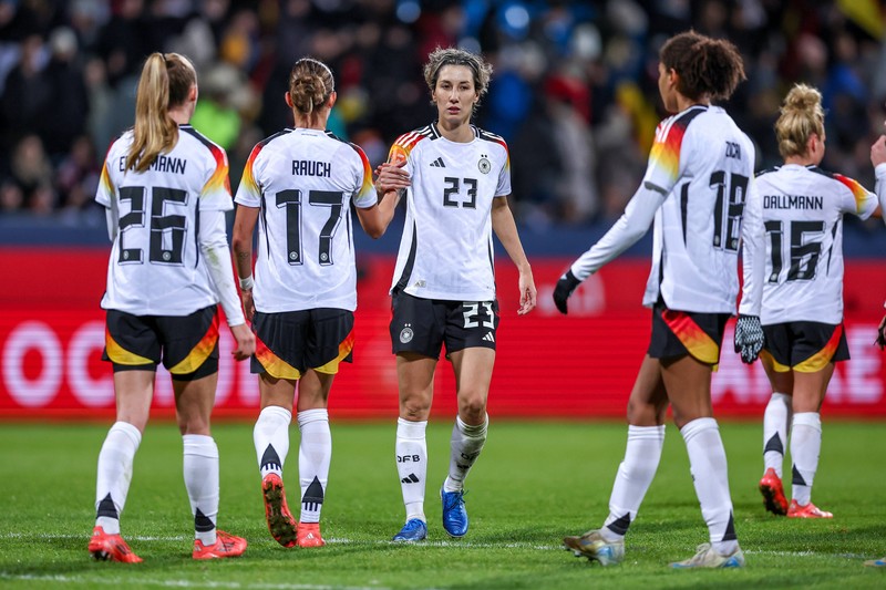 Viele Frauen im Fußball haben noch einen Job.