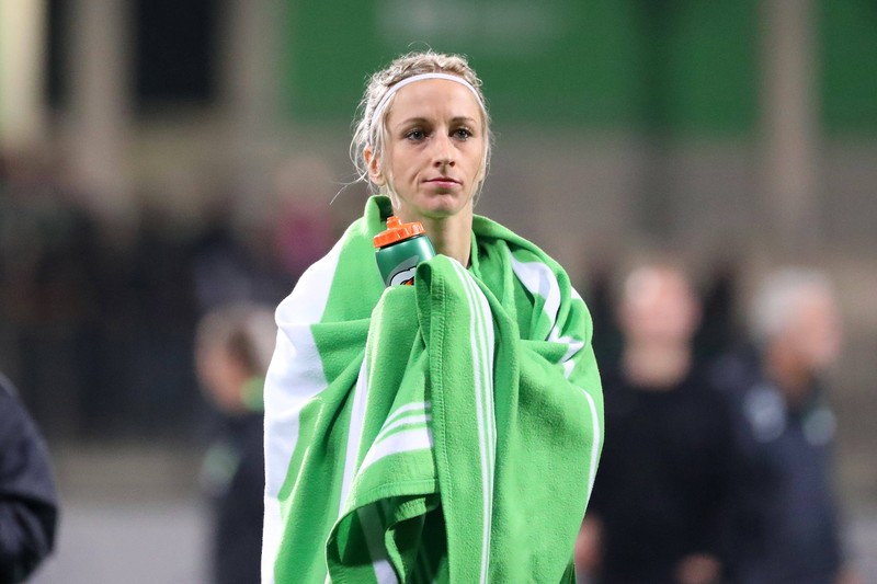 Viele Frauen im Fußball müssen für ein Leben nach der Karriere vorsorgen.