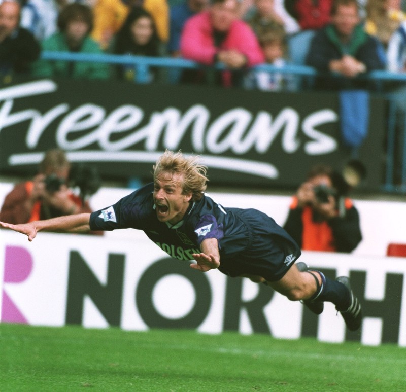 Jürgen Klinsmann bekommt den Spitznamen „Diver“ (zu deutsch: Taucher)