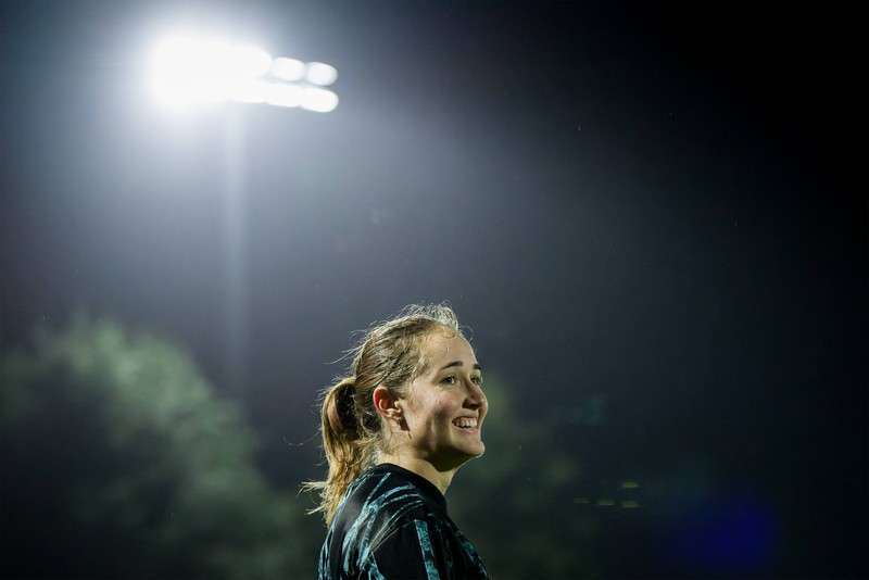 Sydney Lohmann ist Mittelfeldspielerin bei Bayern München.