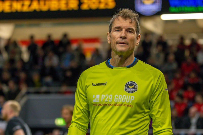 Jens Lehmann fliegt bei seinem Comeback direkt vom Platz.