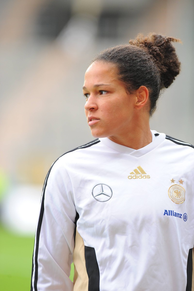 Célia Okoyino da Mbabi ist seit 2022 März 2022 Vizepräsidentin des Deutschen Fußball-Bundes für Diversität und Vielfalt.