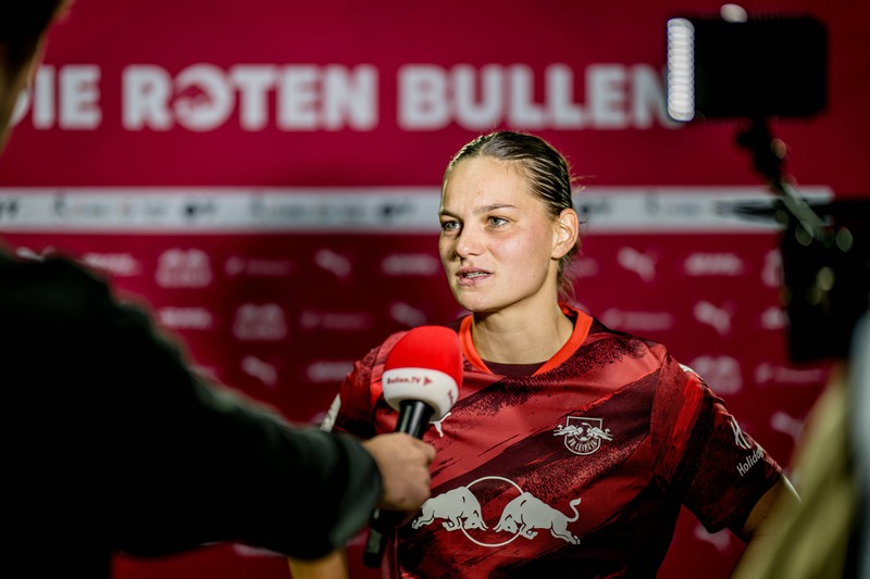 Frauen verdienen im Fußball nicht so viel wie Männer.