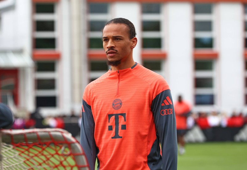 Leroy Sané zögert bei einer Vertragsunterschrift bei den Bayern.