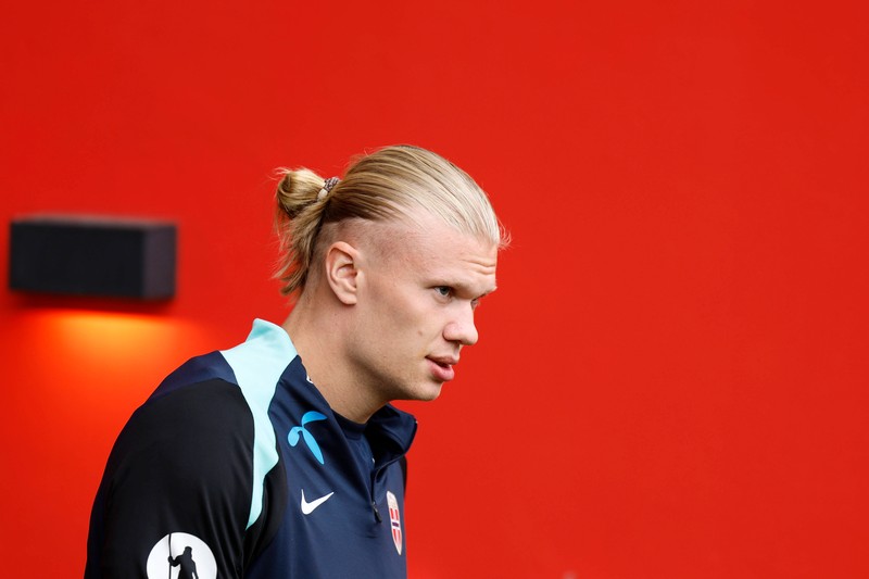 Erling Haaland ist einer der bekanntesten Fußballspieler der Welt.