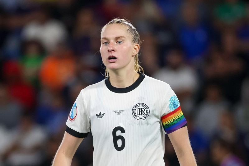 Janina Minge spielt beim VfL Wolfsburg und soll hier auf ein Jahresgehalt von 170.000 Euro kommen.