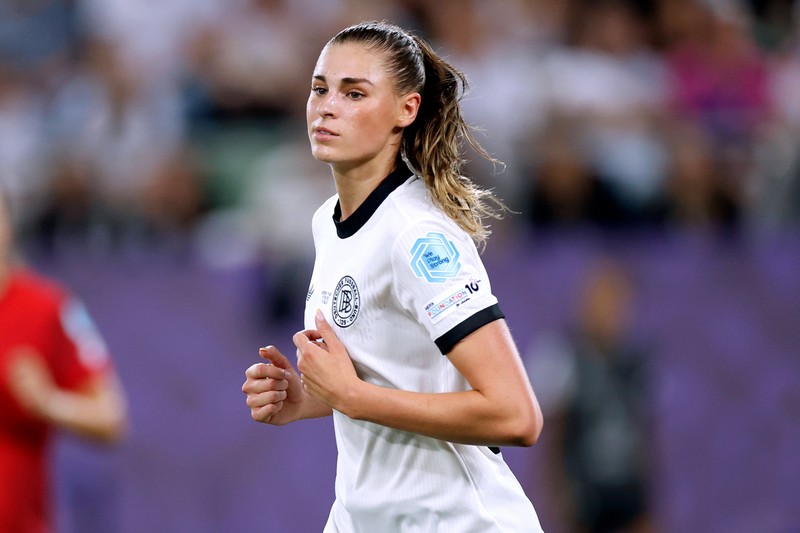 Jule Brand spielt im Angriff.