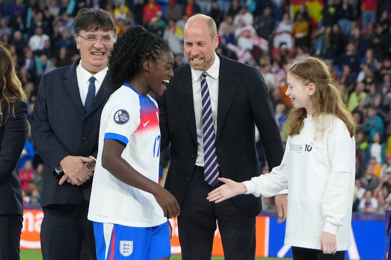 Bei der Siegerehrung war ein Mädchen zu sehen. Sie wurde von der UEFA ausgewählt.
