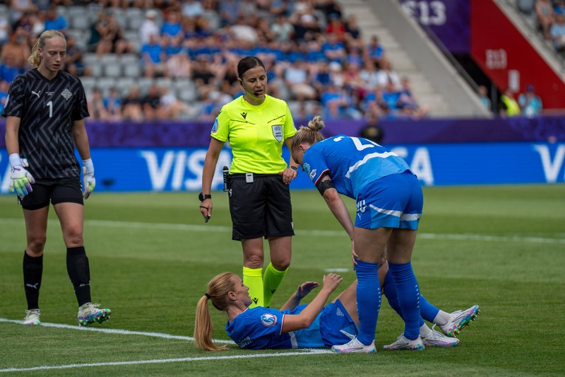 Glódís Viggósdóttir muss im ersten Spiel wegen Durchfall ausgewechselt werden.