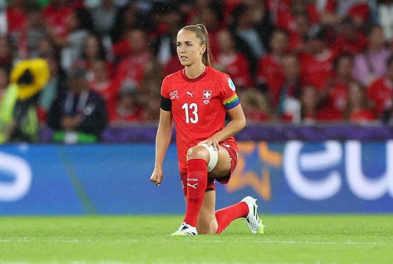 Kapitänin Lia Wälti erklärt, warum die Spielerinnen beim EM-Spiel der Schweiz gegen Island in die Knie gingen.