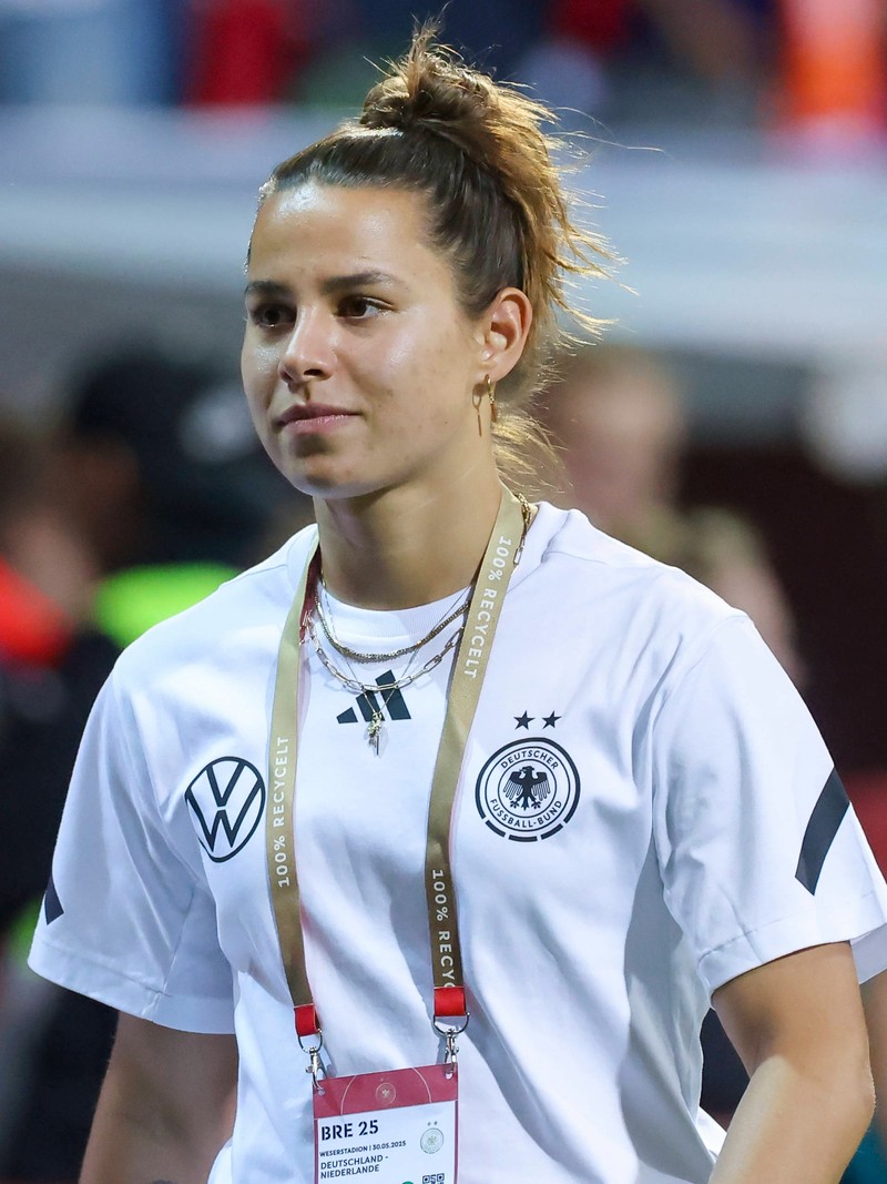 Lena Oberdorf ist bei der EM 2025 in der Schweiz nicht dabei, weil sie noch an einer Verletzung leidet.