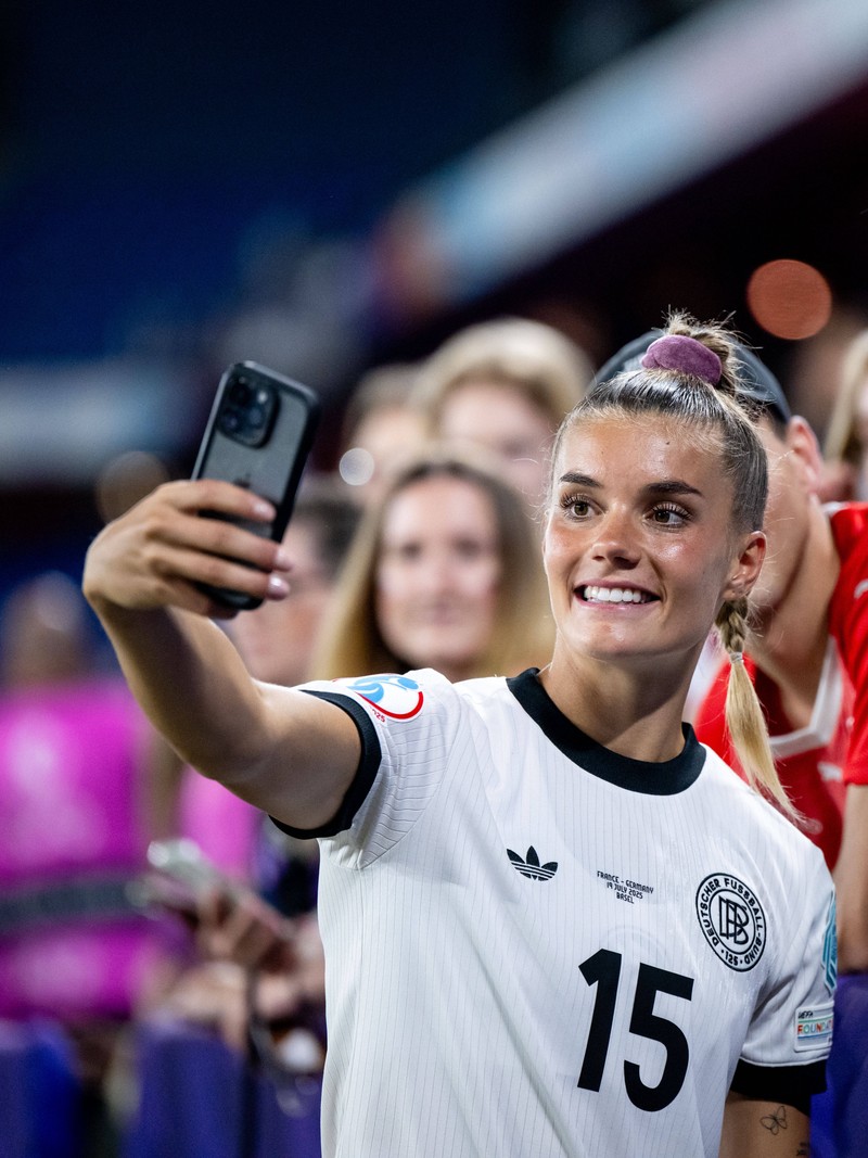 Was dürfen Frauen beim Fußball tragen?