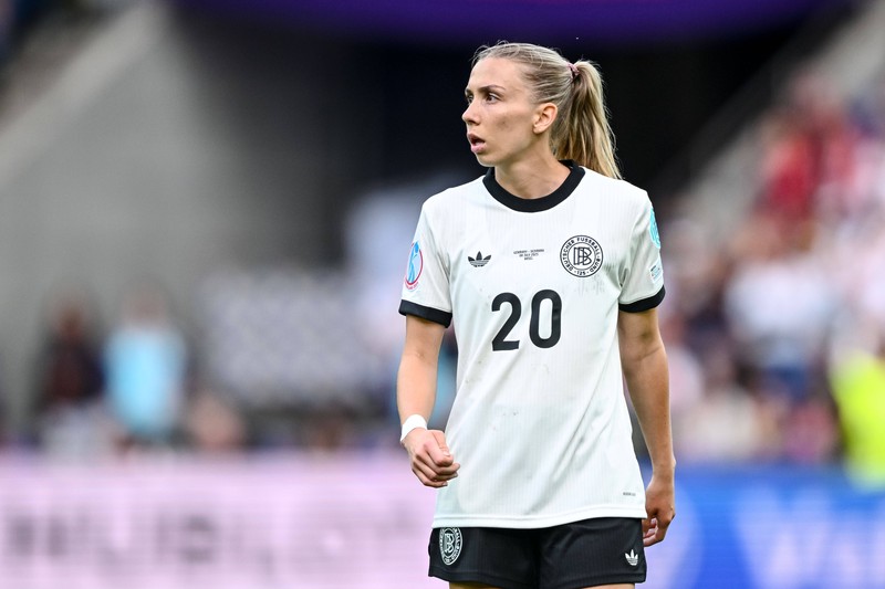Elisa Senß gilt als eine der erfahrenen Mittelfeldspielerinnen im DFB-Kader.