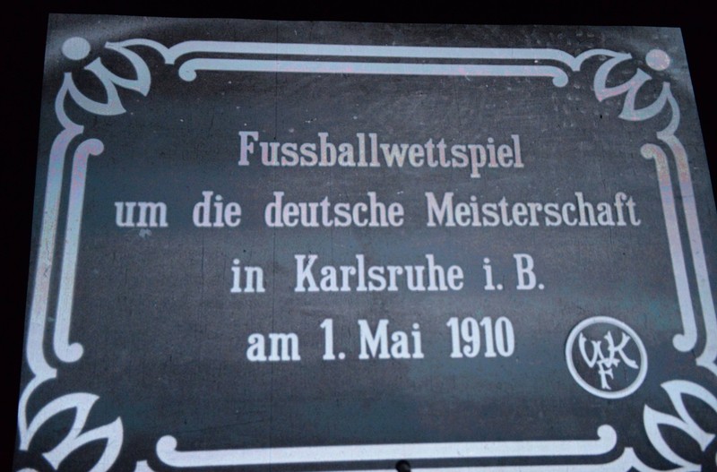 Auf dem Bild steht „Fußballwettspiel um die deutsche Meisterschaft in Karlsruhe i.B. am 1. Mai 1910“