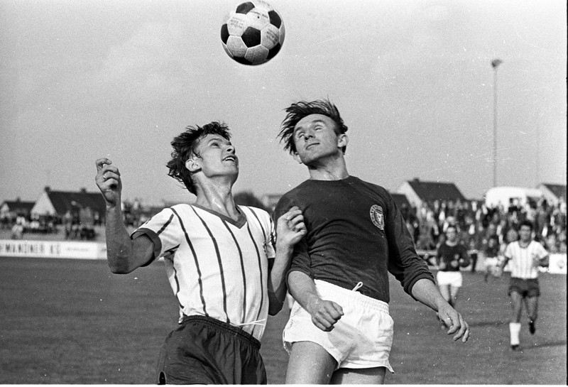 Beim Fußball gibt es auch Zweikämpfe mit den Köpfen.