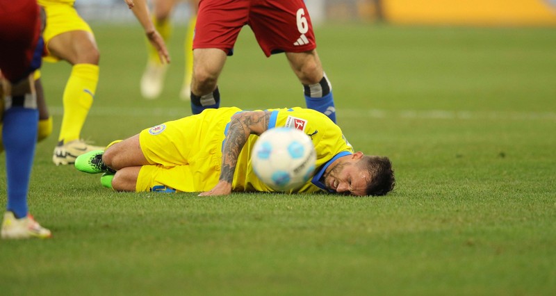 Der Spieler von Eintracht Braunschweig liegt am Boden.