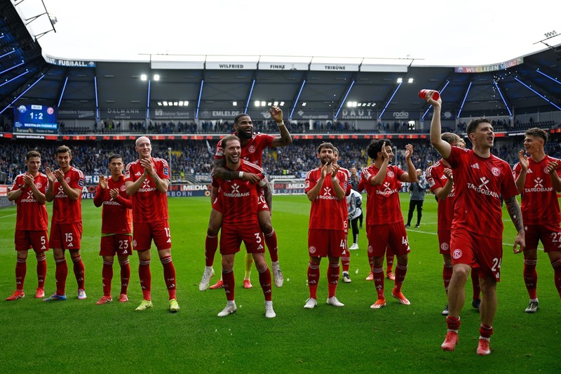 Die Fußballspieler von Fortuna Düsseldorf jubeln über den Sieg.
