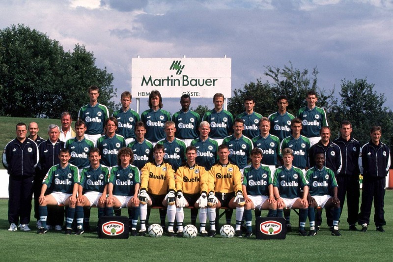 Die Spieler aus dem Jahr 1997 auf einem Bild in grünen Trikots.
