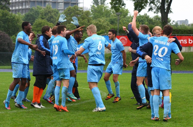 Die Spieler von Viktoria 89 Berlin feiern den Aufstieg in die Regionalliga.