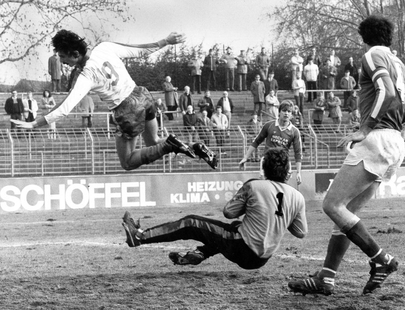 Ein Spieler des VfR Mannheim im Zweikampf mit dem Torwart der gegnerischen Mannschaft.