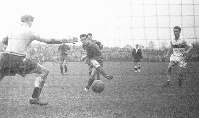 Im DFB-Pokal 1958 schießt Franz Josef Wolfframm ein Ausgleichstor.