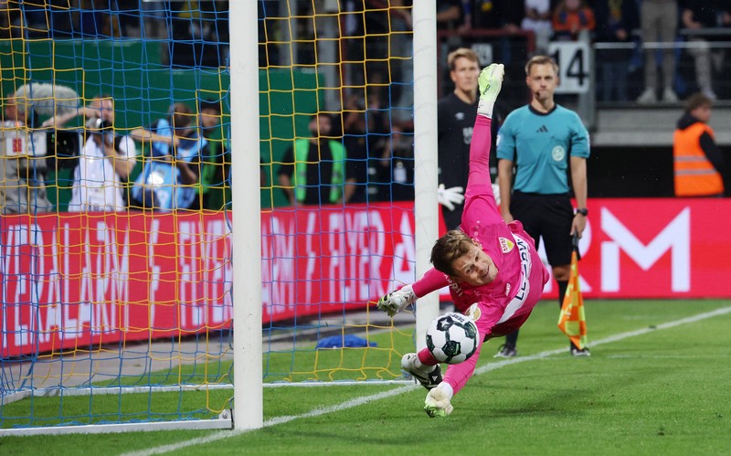 Alexander Nübel erklärt im Anschluss an das DFB-Pokal-Spiel den Trick beim Elfmeterschießen.