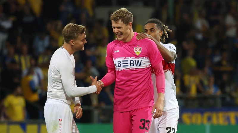Alexander Nübel ist sichtlich bewegt, nachdem er das Spiel gegen Eintracht Braunschweig im DFB-Pokal-Spiel analysiert.