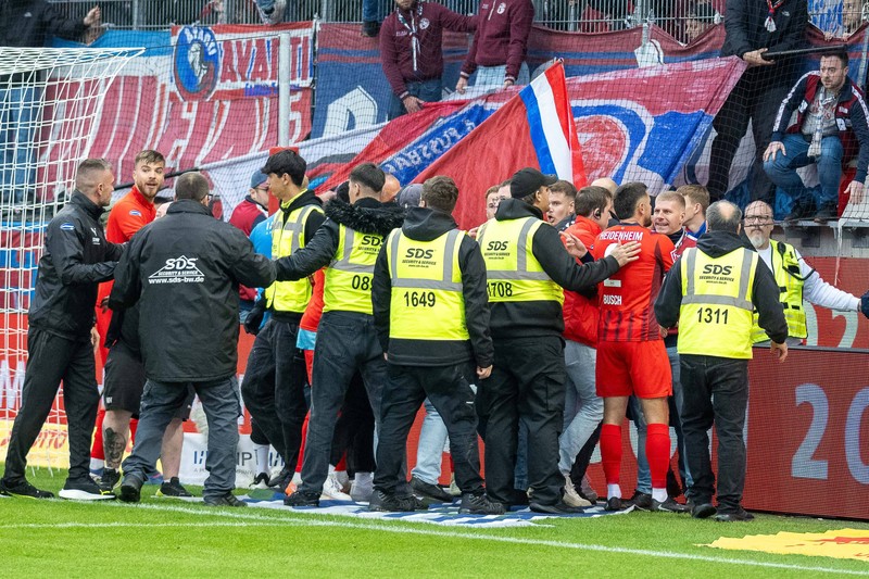 Beim Spiel Heidenheim gegen Augsburg kam es zu einem dramatischen Unfall.