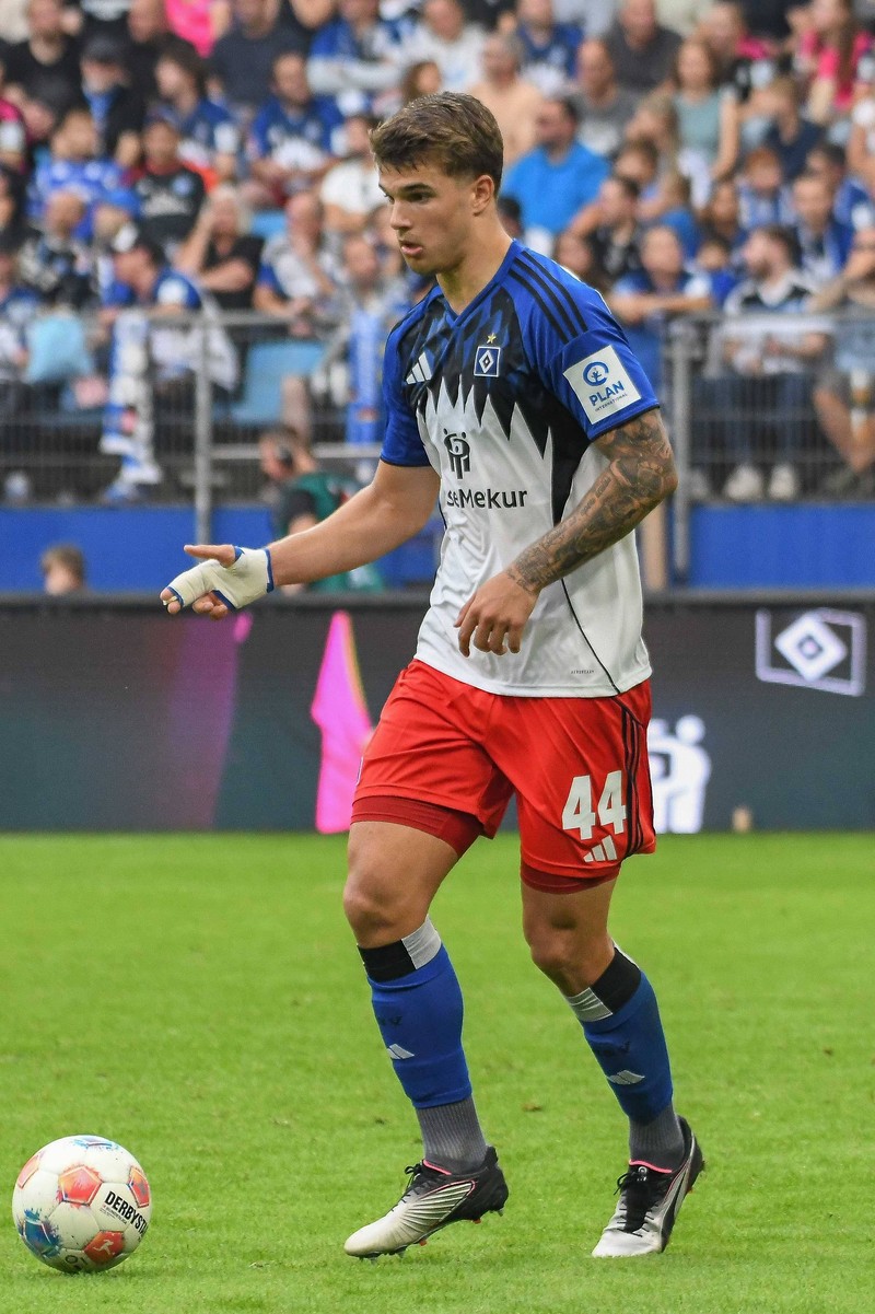 HSV-Kicker Luka Vuskovic hat sich beim Spiel eine seltsame Verletzung zugefügt.