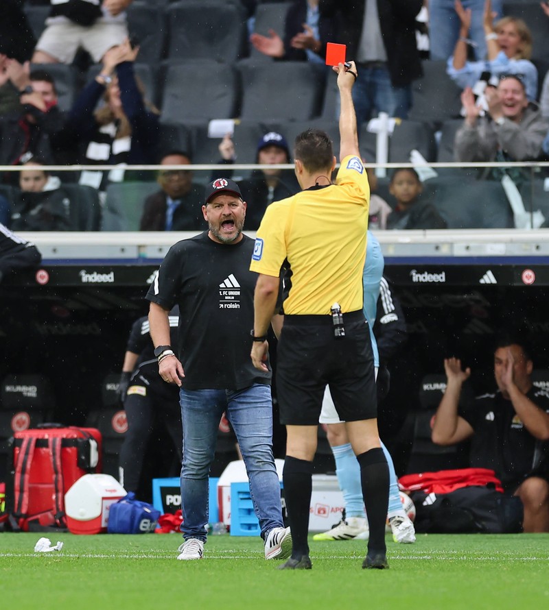 Union-Trainer Steffen Baumgart bekommt eine rote Karte.