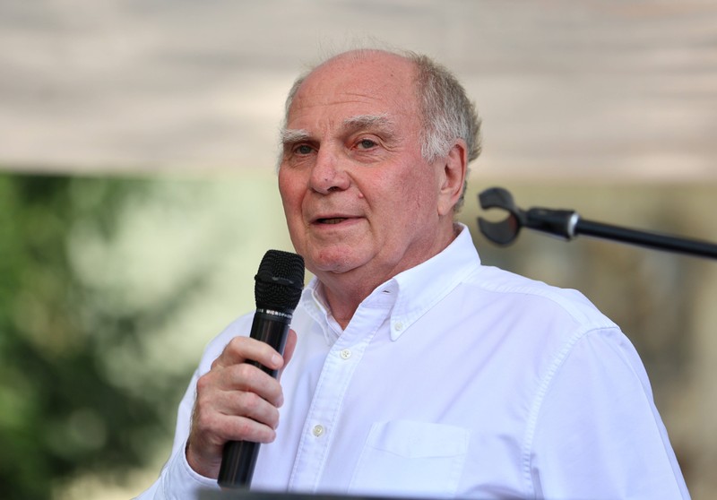 Uli Hoeneß rechnet mit dem Transfersommer 2025 ab und findet klare Worte.