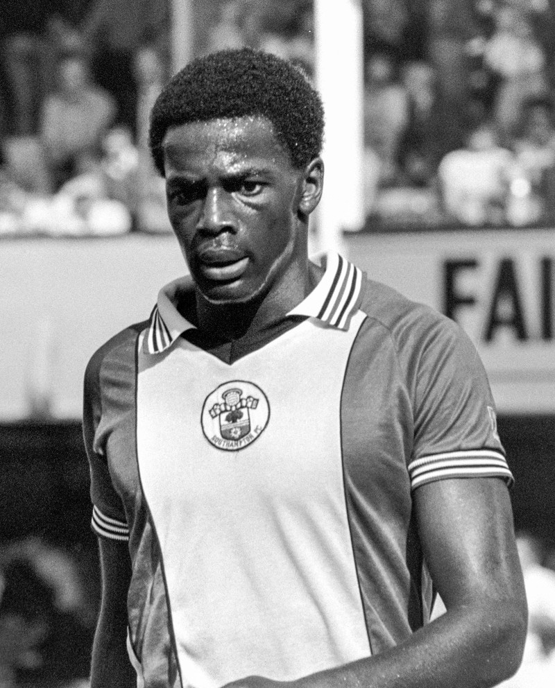 Der Fußballer Justin Fashanu war der erste Spieler, der sich öffentlich geoutet hat.