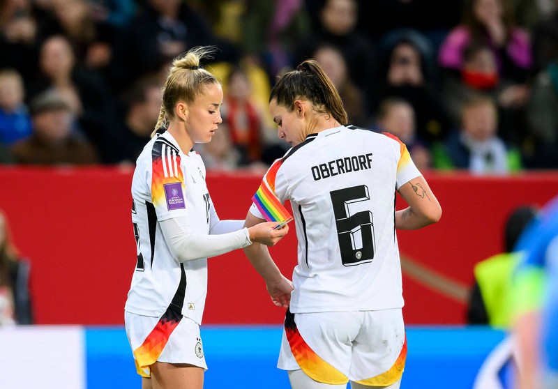 Die Frage bleibt: Wieso outen sich im Männerfußball immer noch so wenige Spieler, während es im Frauenfußball schon normal geworden ist?