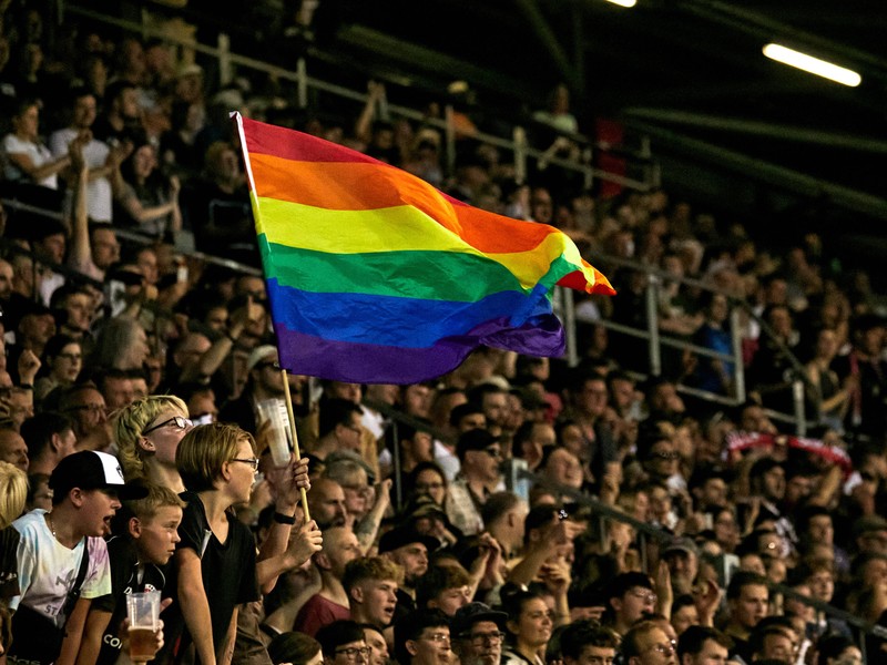 Warum gilt Homosexualität im Profifußball immer noch als Tabuthema?