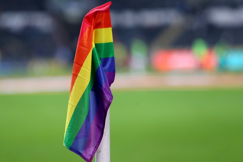 Wie passen homophobe Gesänge und eine klare Haltung für die Vielfalt zusammen?