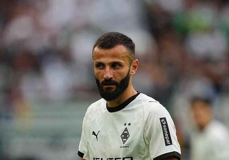 Franck Honorat rennt rund 35 km/h auf dem Fußballplatz.