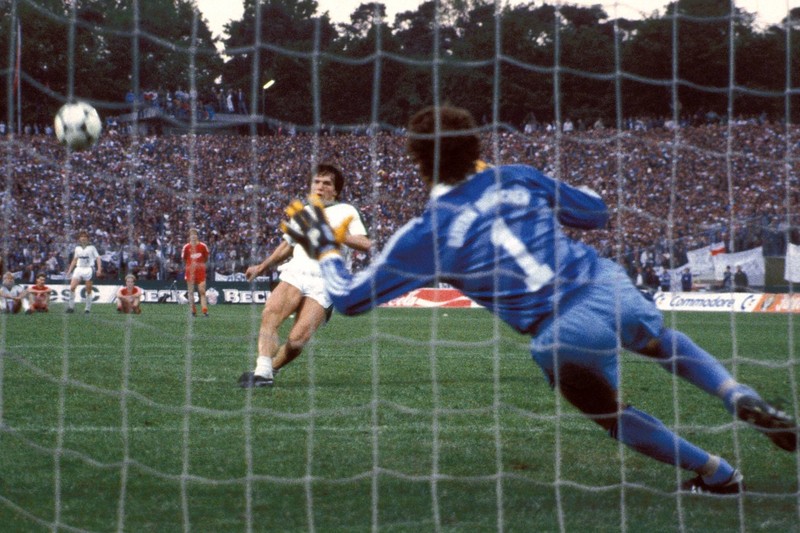 Lothar Matthäus (23) verschießt im DFB–Pokalfinale 1984 gegen Bayern München den entscheidenden Elfmeter.