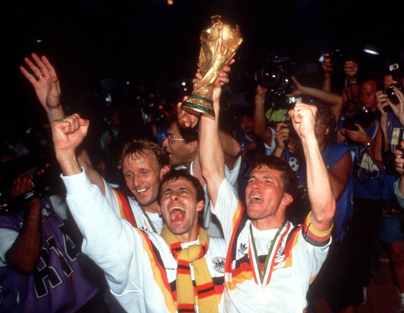 Während seiner Zeit in Italien wird Matthäus mit der deutschen Nationalmannschaft Weltmeister.