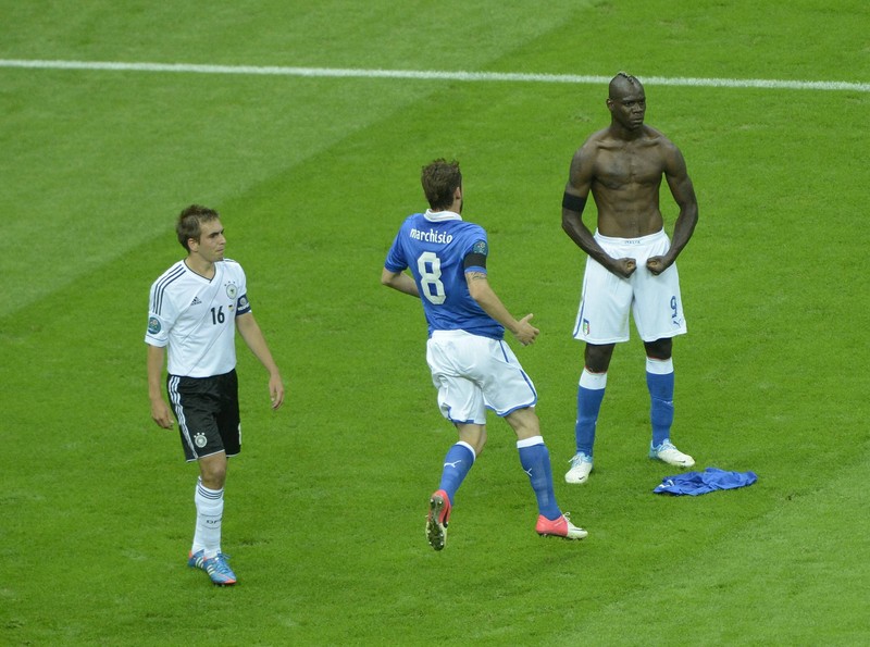 Mario Balotelli präsentiert seinen Oberkörper nach seinem zweiten Tor im EM-Halbfinale 2012