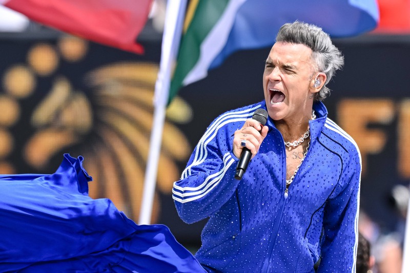 Ein Krümel, viele Spekulationen: Robbie Williams klärt WM-Szene auf.