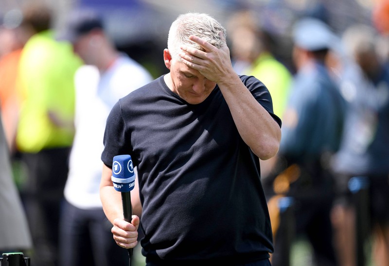 Schweinsteiger joggt zum ARD-Einsatz.